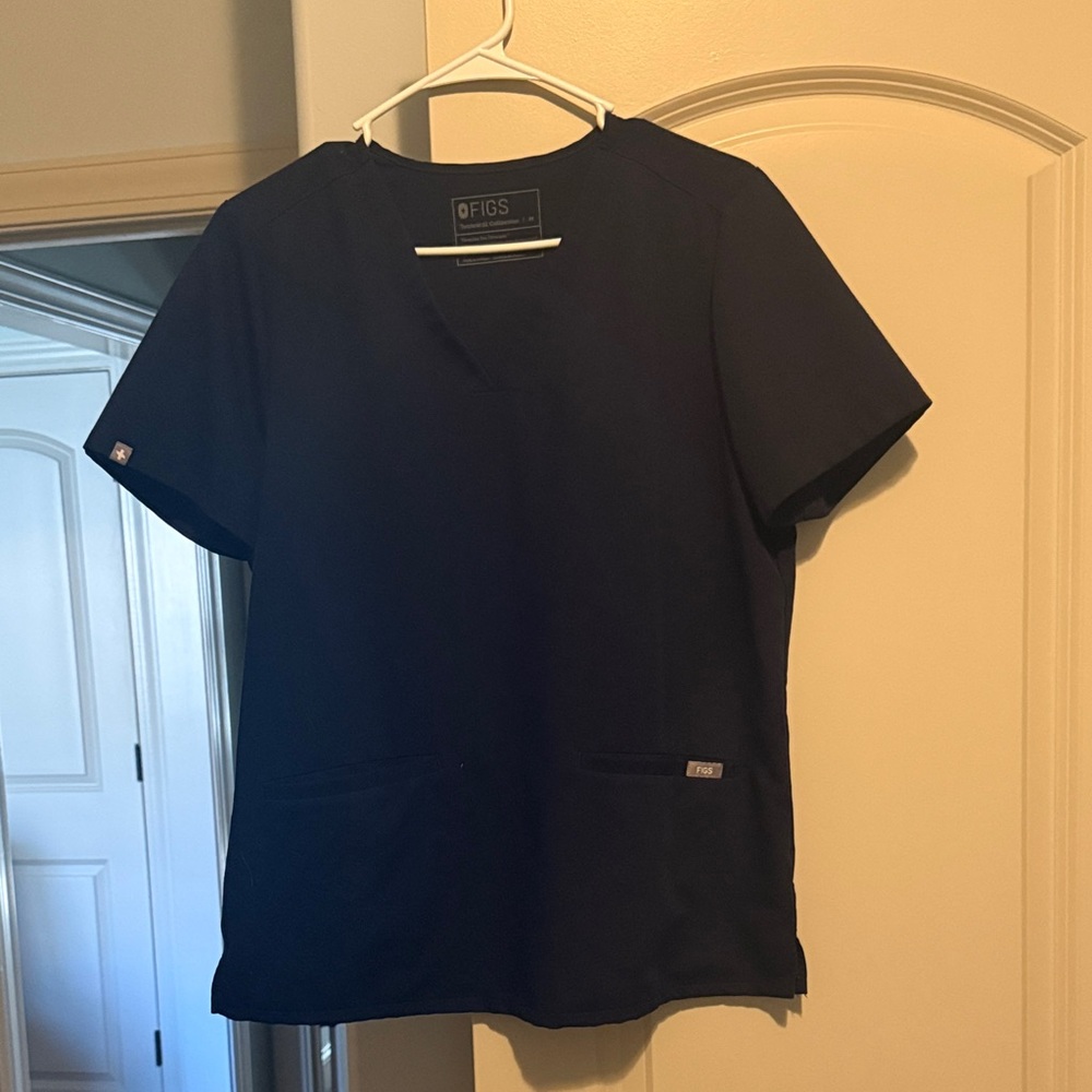 Figs Women's Navy two pocket top